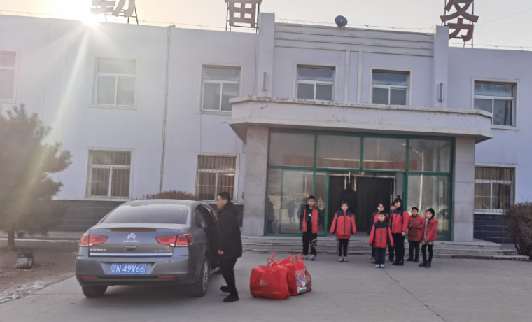 愛(ài)心幫扶貧困生，冰河助學(xué)暖人心